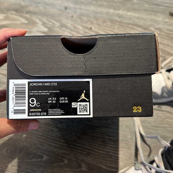 Jordan 1 MID (TD) gently used size 9 - still in box - Picture 3 of 3